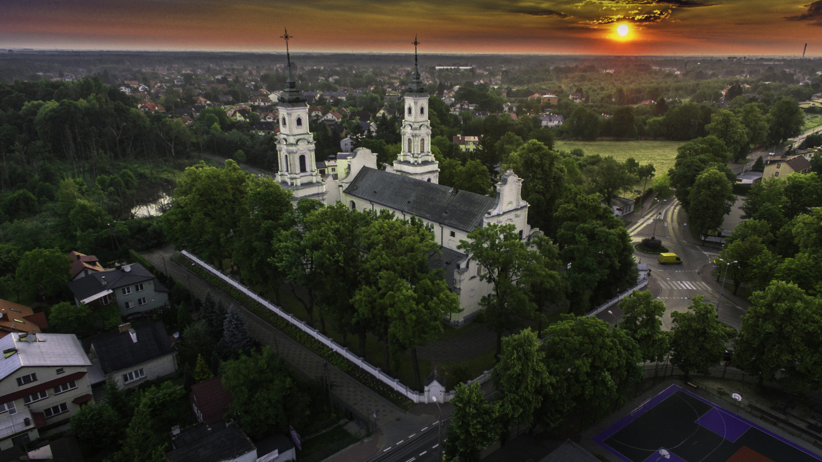 Kobyłka o wschodzie słońca